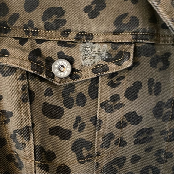 NWT Rock & Republic | Green Leopard Jean Jacket - Picture 5 of 12